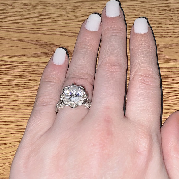 ***DIAMOND CZ FLOWER RING*** 💍 🌸 - Picture 2 of 7